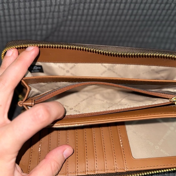 MICHAEL KORS
Jet Set Travel Large Logo Quarter-Zip Wallet🩵 - Picture 5 of 7